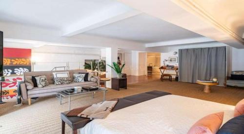 - un grand salon avec un lit et un canapé dans l'établissement Centre cannes Galia 210 m2, à Cannes