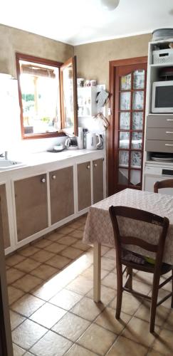 Η κουζίνα ή μικρή κουζίνα στο 1 à 2 Chambres chez Valérie Gouffé