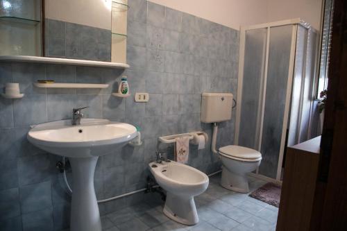 a bathroom with a sink and a toilet at casa vacanze Gina in Marina di Pescoluse