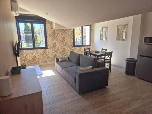 un salon avec un canapé et une table dans l'établissement Spacieux T2, Résidence Charles Trenet, à Narbonne