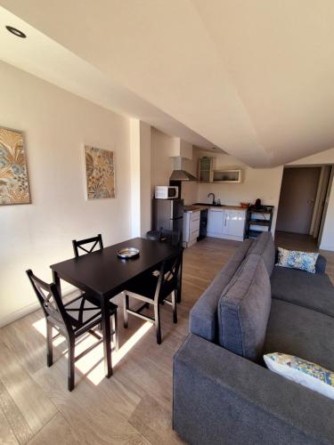 un salon avec un canapé et une table dans l'établissement Spacieux T2, Résidence Charles Trenet, à Narbonne