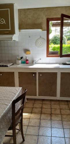 Η κουζίνα ή μικρή κουζίνα στο 1 à 2 Chambres chez Valérie Gouffé