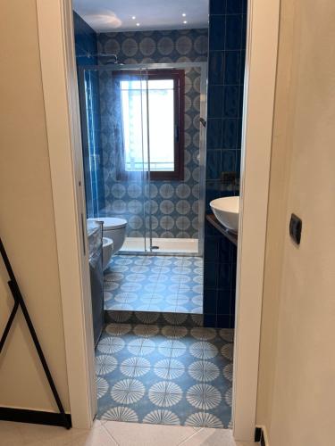 a bathroom with a tub and a toilet and a sink at Collimare Rooms & Sailing near 5 Terre in Vezzano Ligure