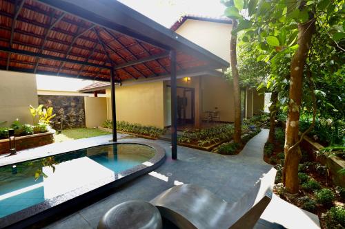 Bazén v ubytování Tangerine Tales Boutique Resort By LexStays nebo v jeho okolí
