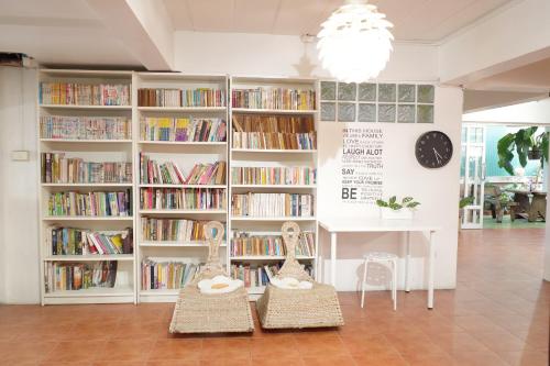 a library with white book shelves filled with books at Your Home AYUTTHAYA in Phra Nakhon Si Ayutthaya