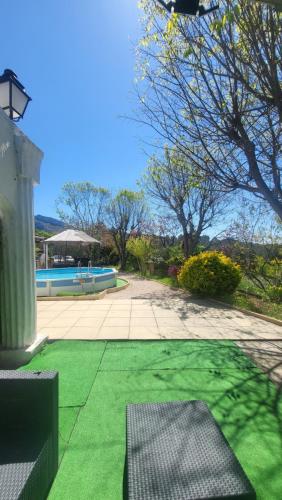 une cour avec une piscine et de l'herbe verte dans l'établissement Maison Familiale Rdc Roquevaire, à Roquevaire