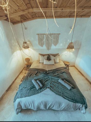 une chambre avec un grand lit dans une pièce dans l'établissement Gîte dans un domaine - La gloire de mon père - Uzès - 4 personnes, à Baron