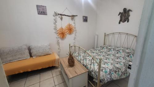 une chambre avec deux lits jumeaux et une table dans l'établissement Maison Familiale Rdc Roquevaire, à Roquevaire