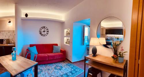 salon z czerwoną kanapą i stołem w obiekcie Casa Vacanze Irene w mieście Scalea