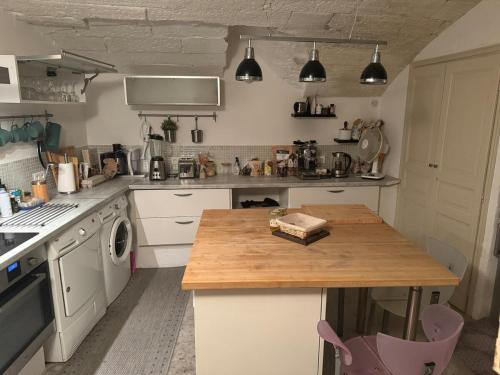 - une cuisine avec un comptoir et une cuisinière four supérieur dans l'établissement Arlesian house overlooking the arenas, à Arles