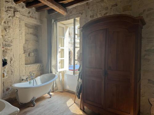 une salle de bain avec une baignoire et une fenêtre dans l'établissement Arlesian house overlooking the arenas, à Arles