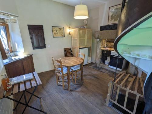 une pièce avec une table et des chaises dans une cuisine dans l'établissement La tour médiévale du Château de la Carrée, à Saint-Germain-en-Coglès
