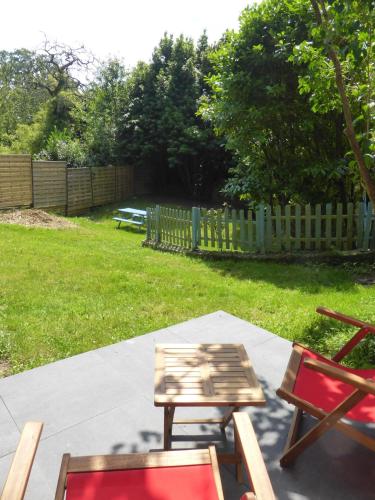 - une table de pique-nique et 2 chaises sur la terrasse dans l'établissement La tour médiévale du Château de la Carrée, à Saint-Germain-en-Coglès