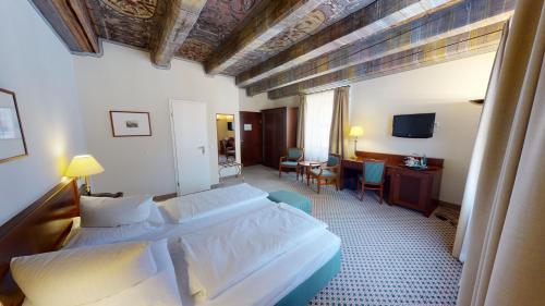 Postel nebo postele na pokoji v ubytování Romantik Hotel Tuchmacher