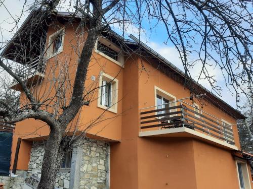 Το κτήριο όπου στεγάζεται  η παραθεριστική κατοικία