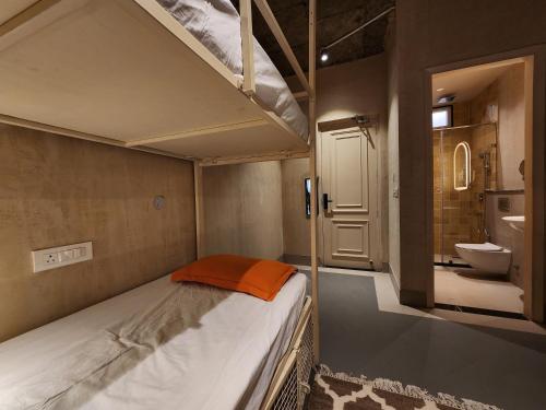 Cama o camas de una habitación en JHouse near Bhikaji