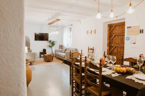 una cucina e un soggiorno con tavolo e sedie di Casa Cueva Las Tinajas de Naya ad Alcalá del Júcar