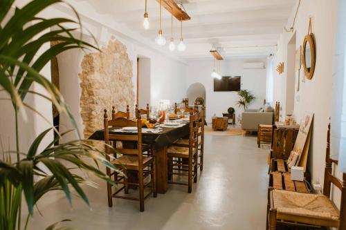 una sala da pranzo con tavolo e sedie di Casa Cueva Las Tinajas de Naya ad Alcalá del Júcar