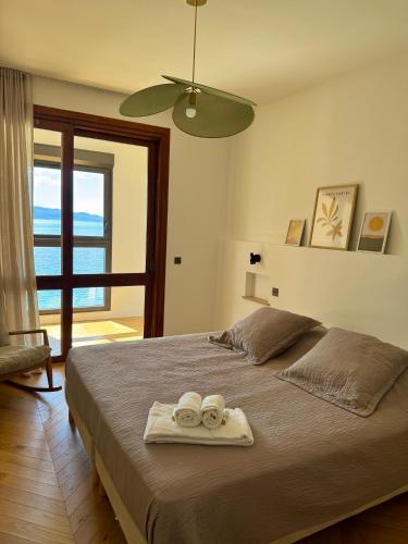 une chambre avec un lit avec deux serviettes dessus dans l'établissement Hyper Centre, Front De Mer, à Ajaccio