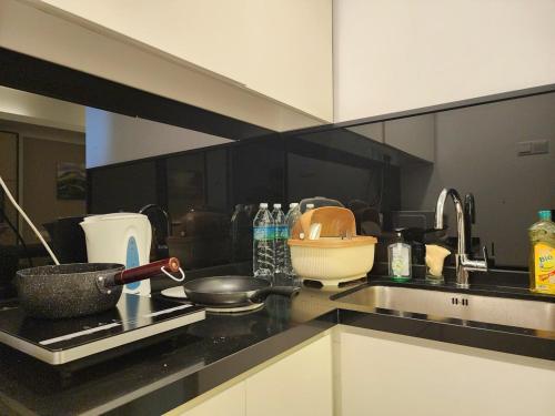 eine Küchentheke mit einer Bratpfanne auf einem Herd in der Unterkunft 10min to Genting 4pax Room Free Parking 1410 in Genting Highlands
