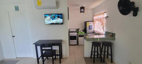 una cocina con barra con taburetes y mostrador en Ocean View, en Isla Grande del Maíz