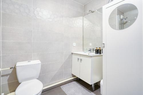 une salle de bain avec toilettes et lavabo dans l'établissement Sublime apartment proche Paris, à Argenteuil
