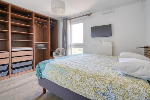 une chambre avec un lit et une télévision dans l'établissement Sublime apartment proche Paris, à Argenteuil
