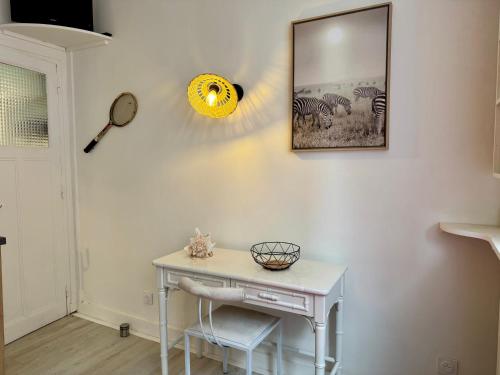 Cette chambre comprend une table avec un miroir et des zèbres. dans l'établissement Studio cosy Paris 15, à Paris
