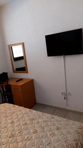 Televisi dan/atau pusat hiburan di Pine house