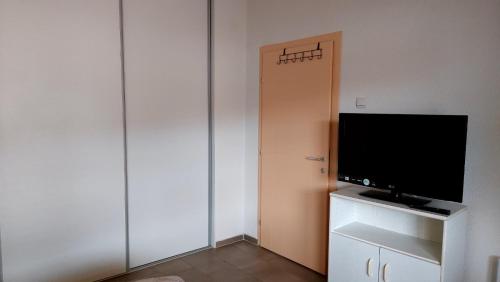 Uma TV ou centro de entretenimento em Pine house