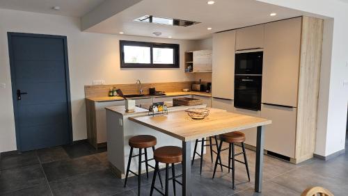 Dapur atau dapur kecil di La Villa Magnolia Beachfront with pool