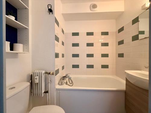 une salle de bain avec une baignoire, des toilettes et un lavabo dans l'établissement Studio Strasbourg Proche Tram, à Strasbourg