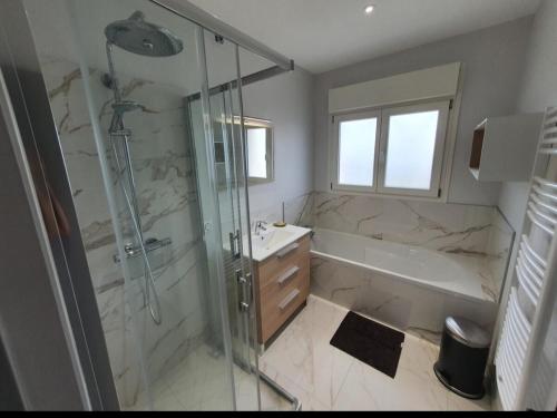 une salle de bain avec une douche, une baignoire et un lavabo dans l'établissement Belle villa familiale climatisée avec jardin clos, à La Teste-de-Buch