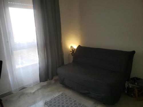 Ce lit se trouve dans un dortoir doté d'une fenêtre et d'un oreiller. dans l'établissement studio meublé au port du cap, au Cap d'Agde