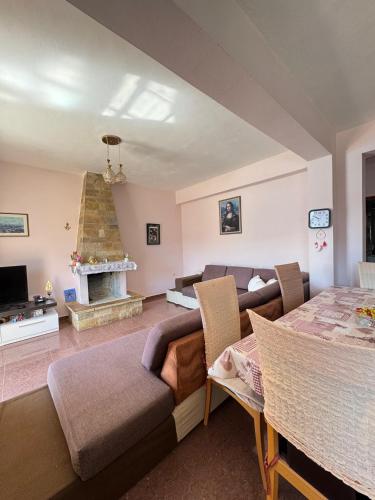 Beachfront Apartment في هيماري: غرفة معيشة بها أريكة وطاولة