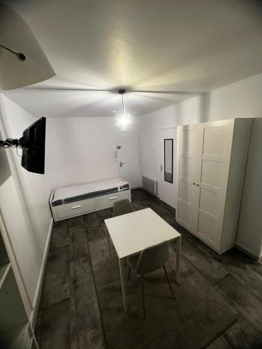 une petite pièce avec un lit et une table dans l'établissement Studio rénové avec balcon, Calme et lumineux à Tours, à Tours