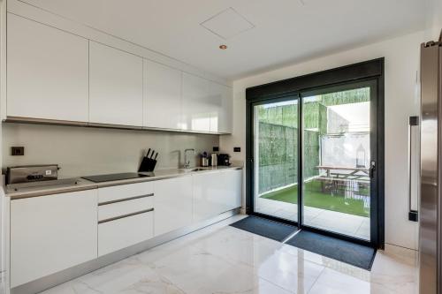 Luxurious newly built townhouse close to the beach