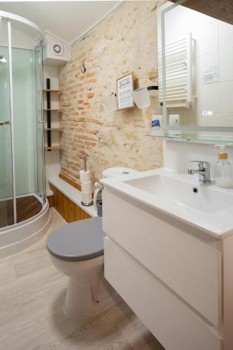 une salle de bain avec toilettes, lavabo et douche dans l'établissement Les Gîtes de La Croix Liaud, à Saint-Sulpice-en-Pareds