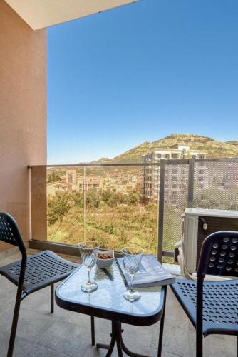 Una mesa y sillas en un balcón con vista. en Studio apartment, en Bar
