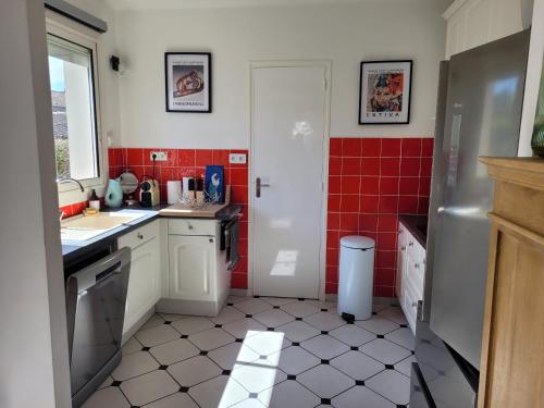 - une cuisine avec du carrelage rouge et un réfrigérateur blanc dans l'établissement Villa avec Jardin à 2 pas des remparts d'AVIGNON, à Avignon