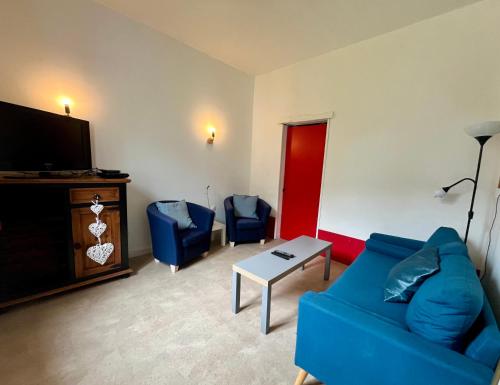 - un salon avec un canapé bleu et deux fauteuils bleus dans l'établissement Maison - La campagne près de la ville, à Monnaie