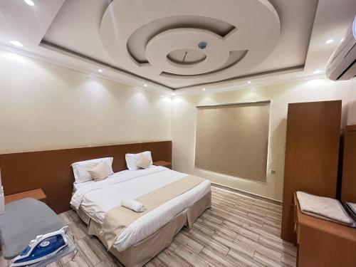 um quarto com uma cama grande e um teto em Waha Residences-شقق الواحة em Al Madinah