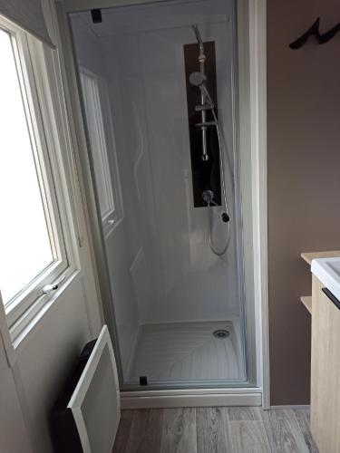 - une douche dans l'angle de la salle de bains dans l'établissement Mobil home les violettes - 6 places - Camping du Bosc, à Saint-Cyprien