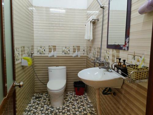 a bathroom with a toilet and a sink at Mai Chau Xanh Bungalow in Mai Chau