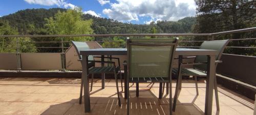 deux chaises et une table sur un balcon avec vue dans l'établissement L' Echappée des Camboux - Votre évasion au cœur de la nature - Climatisé, à La Tronche