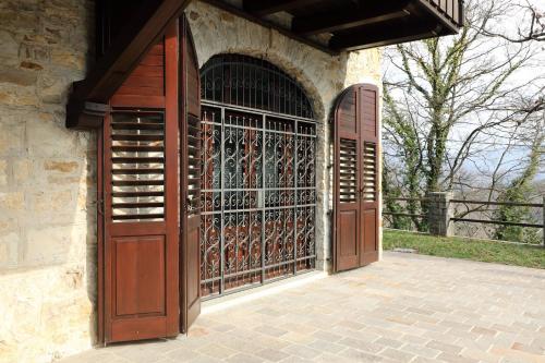 an entrance to a building with an iron gate at Viscardo in Tarcento