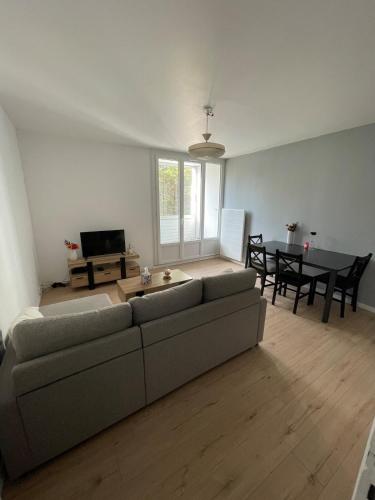 un salon avec un canapé et une table dans l'établissement Charmant T2 rénové à neuf, à Saint-Hilaire-de-Riez