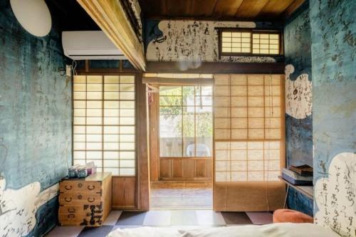 a room with a door and a window and a bedroom at Villa Sacra in Kamakura