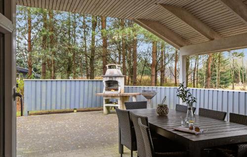 Balkón nebo terasa v ubytování Stunning Home In Oksbøl With Sauna