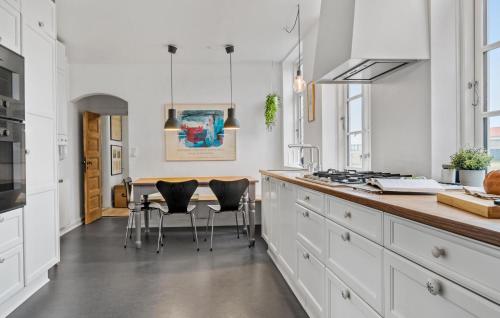 Η κουζίνα ή μικρή κουζίνα στο Lovely Home In Lemvig With Wifi